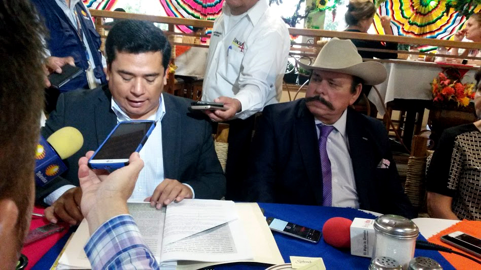 Empresario Armando Guadiana y el abogado Reyes Flores.