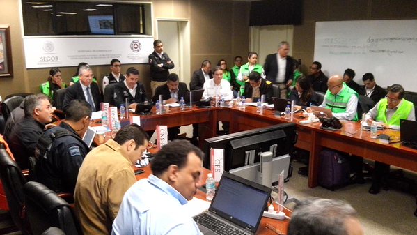 El gobernador de Colima, Mario Anguiano durante la reunión del comité.