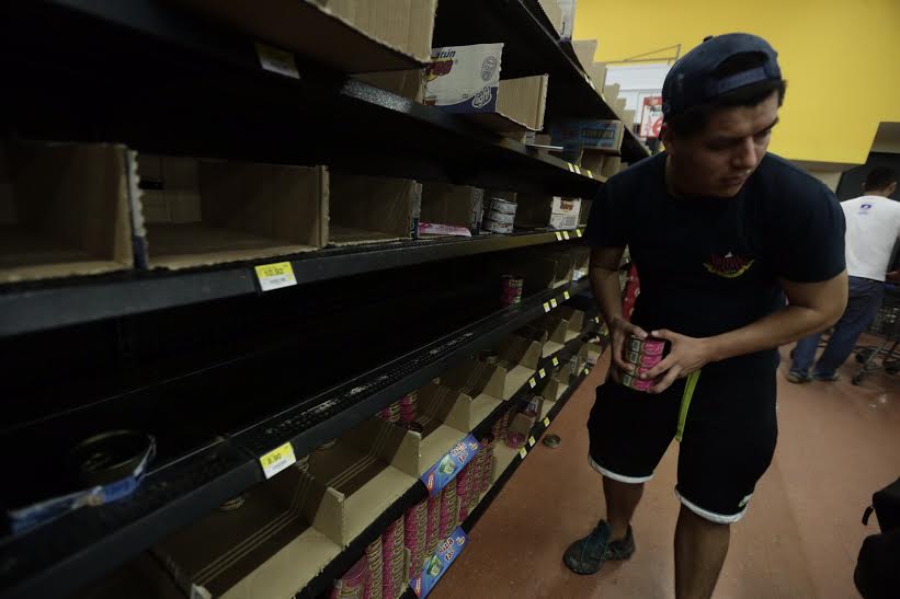 Habitantes de Puerto Vallarta, Jalisco, hacen compras en tiendas comerciales ante la llegada del huracán "Patricia". 