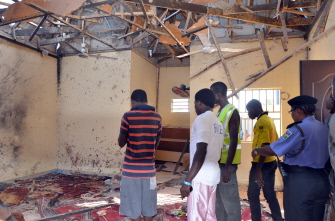 Varios policías y ciudadanos nigerianos, en la mezquita de Maiduguri en que tuvo lugar el atentado suicida