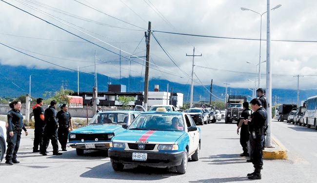 El retén policiaco en la avenida Macuilxóchitl, en la entrada del municipio. 