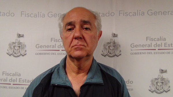 César Coll, ex director de la CEA y ex alcalde de Guadalajara, fue detenido en su domicilio particular.
