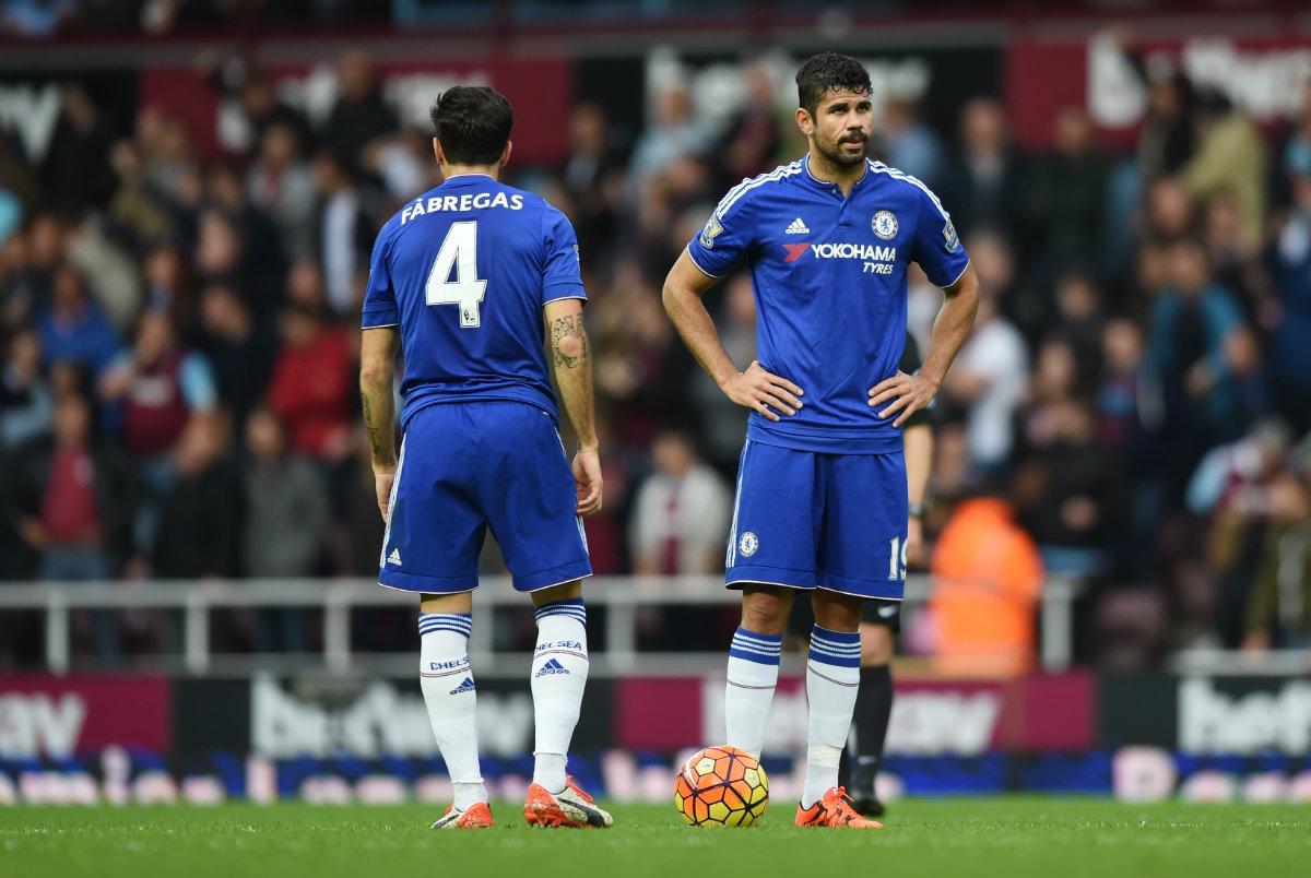 Cesc Fábregas y Diego Costa tras el segundo gol del West Ham 