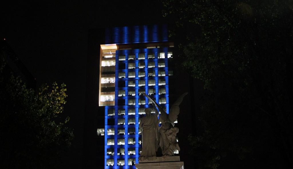 El edifcio de la Secretaría de Relaciones Exteriores ilumina de azul la avenida Juárez.