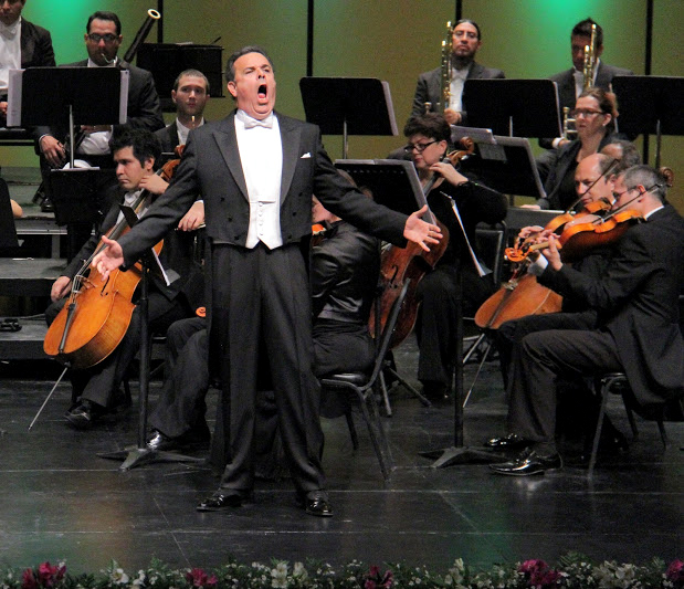 Fernando de la Mora en el Ópera Fest con la Camerata de Coahuila.
