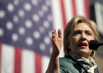 Hillary Clinton habla este viernes durante un acto de campaña en Alexandria, Virginia 