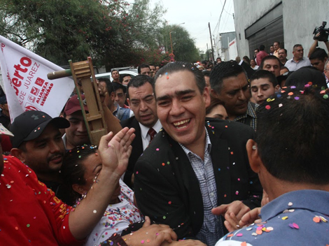 Esta mañana el alcalde electo salió sonriente de la Comisión Municipal Electoral.