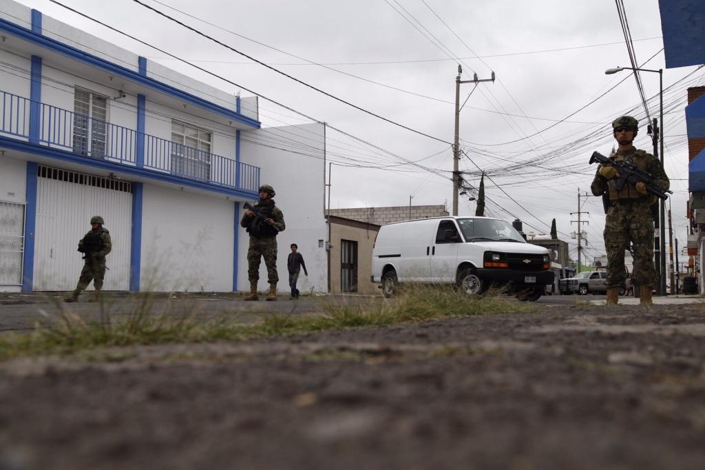 Los militares acordonaron la zona donde se ubicaban los inmuebles que catearon.