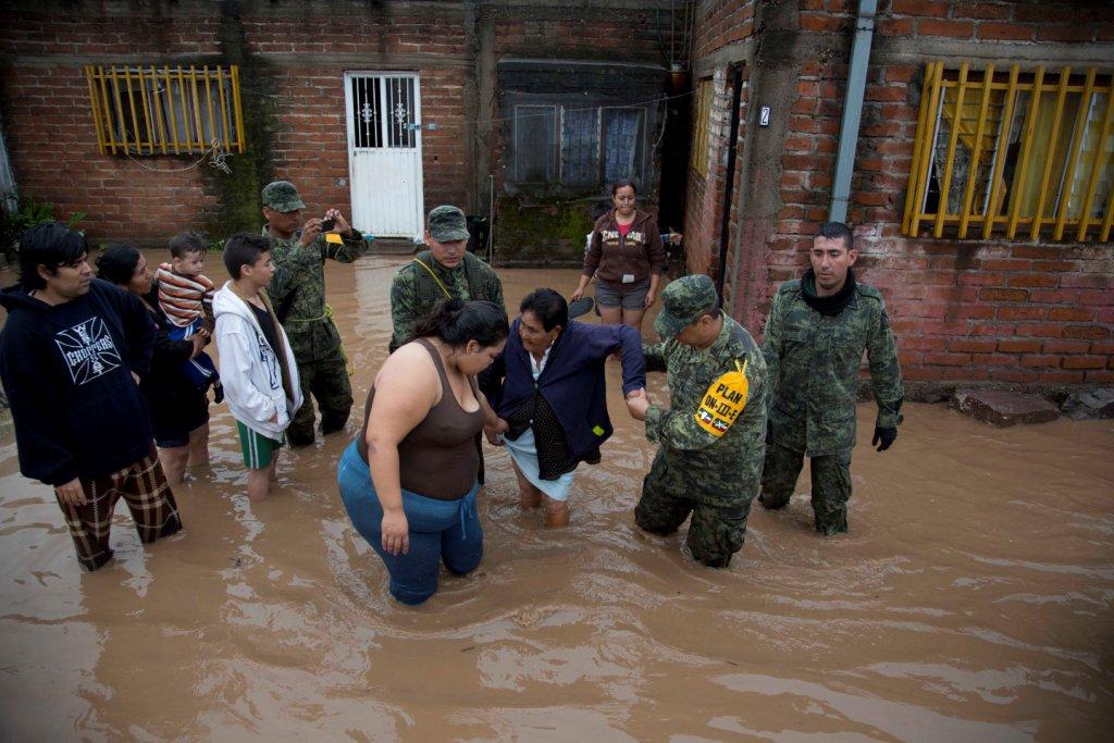Personal del Ejército ayuda a las personas que permanecieron en su casa durante el paso de Patricia.