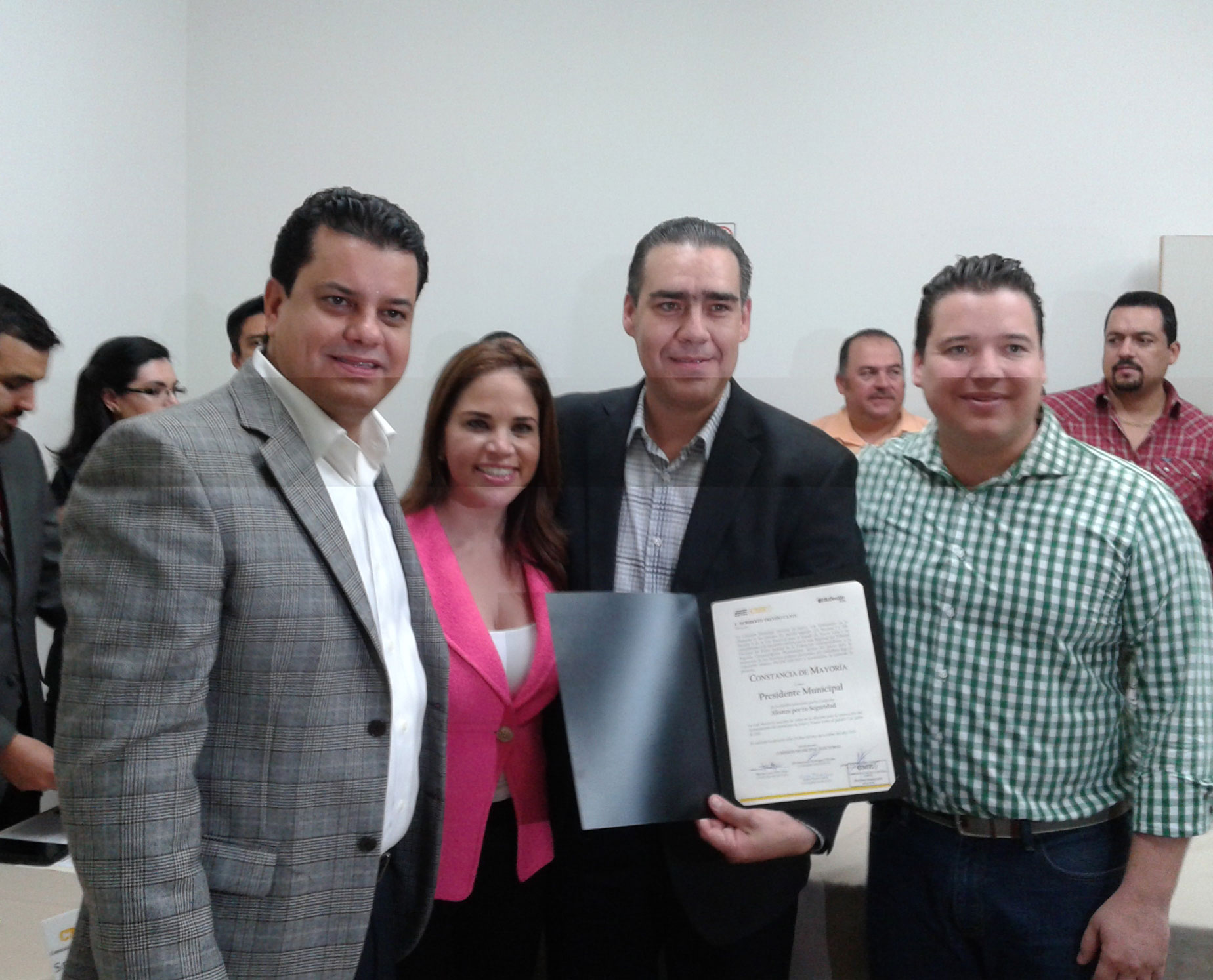 A una semana de tomar protesta, Heriberto Treviño recibió su constancia como alcalde.