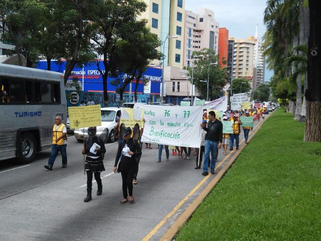 Trabajadores del área de Vectores de la Secretaría de Salud en el estado de Guerrero, integrantes del "Movimiento 63", marcharon por la costera Miguel