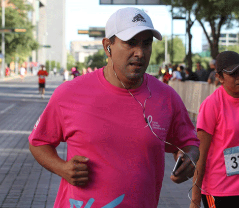 Alfonso Robledo participó en una carrera contra el cáncer de mama