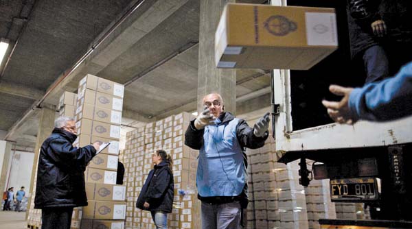 Las autoridades electorales repartieron urnas y papeletas para cada una de las 95 mil mesas mixtas, distribuidas en 13,880 centros de votación.