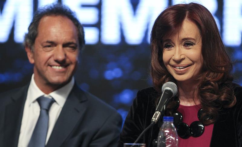 El candidato oficialista y gobernador de Buenos Aires, Daniel Scioli, con la presidenta, Cristina Fernández de Kirchner (d), en Buenos Aires