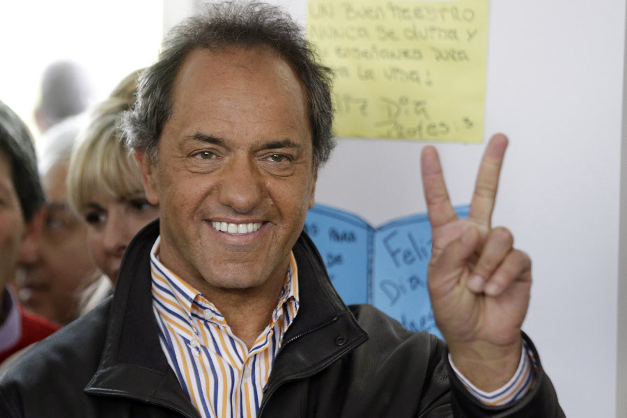 Daniel Scioli, candidato oficialista a la presidencia argentina, aventaja en la elección de este domingo.
