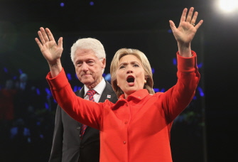 Hillary Clinton y su marido, Bill, saludan a los invitados al final de la cena Jefferson-Jackson en Des Moines, Iowa