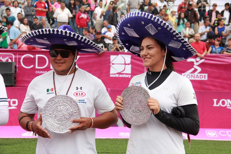 Luis Álvarez y Alejandra Valencia recibieron reconocimientos 
