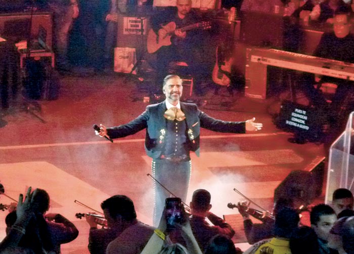 El Potrillo se mostró alegre y accesible con sus fánáticos, pero fue perdiendo la potencia de su voz.