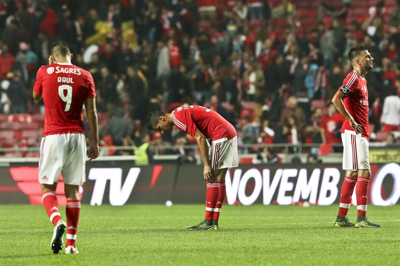 Raúl Jiménez es titular en la derrota del Benfica