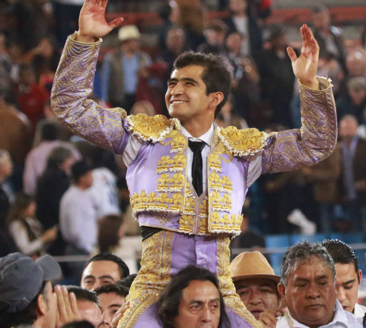 Salida en hombros de Joselito Adame 