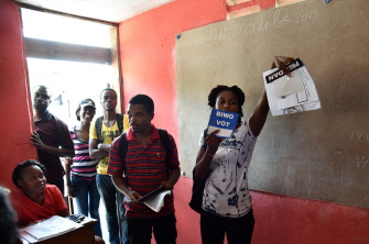 Trabajadores de un centro electoral reciben su última preparación ante las elecciones generales de este domingo