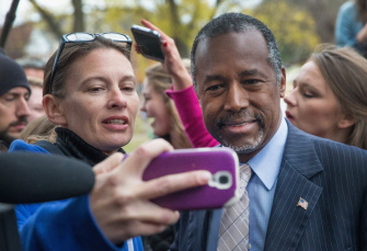 Ben Carson, con una simpatizante que se toma un selfie en el Alpha Gamma Rho, en la Iowa State University, en Ames, Iowa