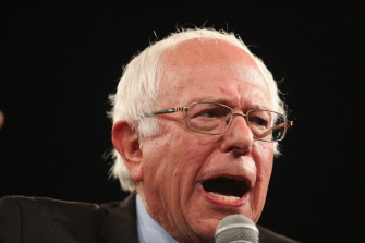 Bernie Sanders habla a los invitados el sábado por la noche a la cena Jefferson-Jackson Dinner, tradicional acto demócrata, en Des Moines, Iowa