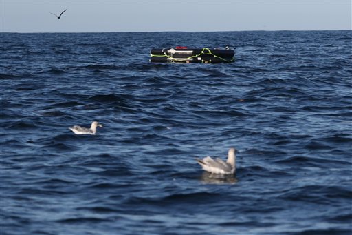 Un bote salvavidas usada en el barco Leviathan II, dedicado a la observación de ballenas, flota cerca de Tofino, British Columbia
