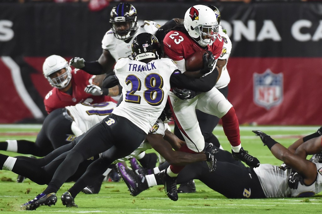 Chris Johnson elude a varios rivales en el duelo ante Cuervos 