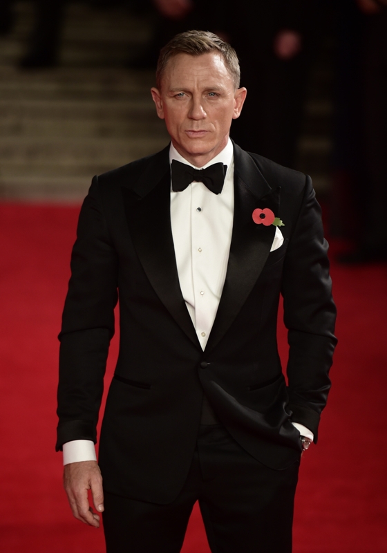 Daniel Craig posó para los fotógrafos antes de la premier de la cinta de James Bond. 