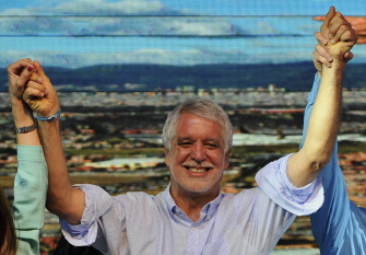 El economista Enrique Peñalosa celebra su victoria en los comicios municipales en Bogotá, rodeado de simpatizantes