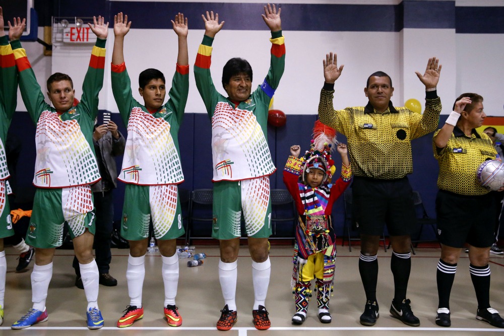 Durante su estadía en Nueva York, el presidente boliviano participó en un partido de futbol en una escuela en Manhattan.
