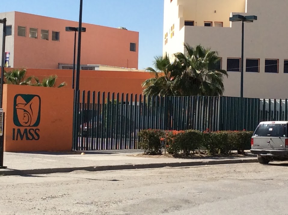 La mujer se encuentra recibiendo atención médica al interior de la clínica 51 del Seguro Social en Gómez Palacio. 