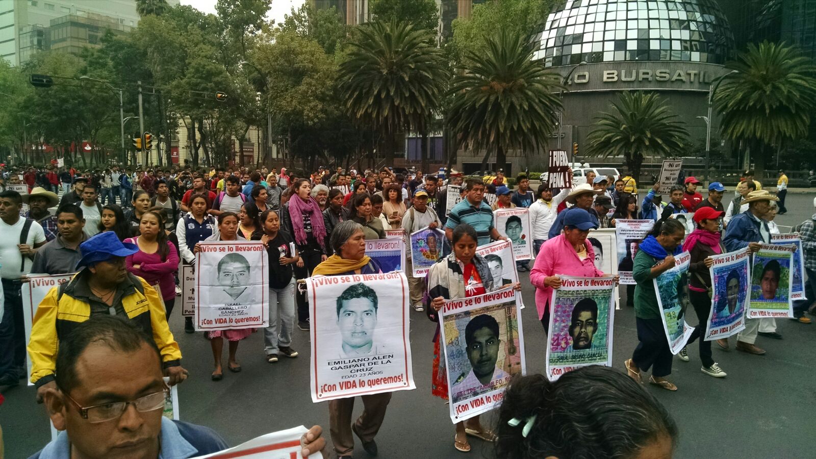 Padres de los normalistas encabezan la marcha por los 13 meses de la desaparición de los 43 estudiantes.