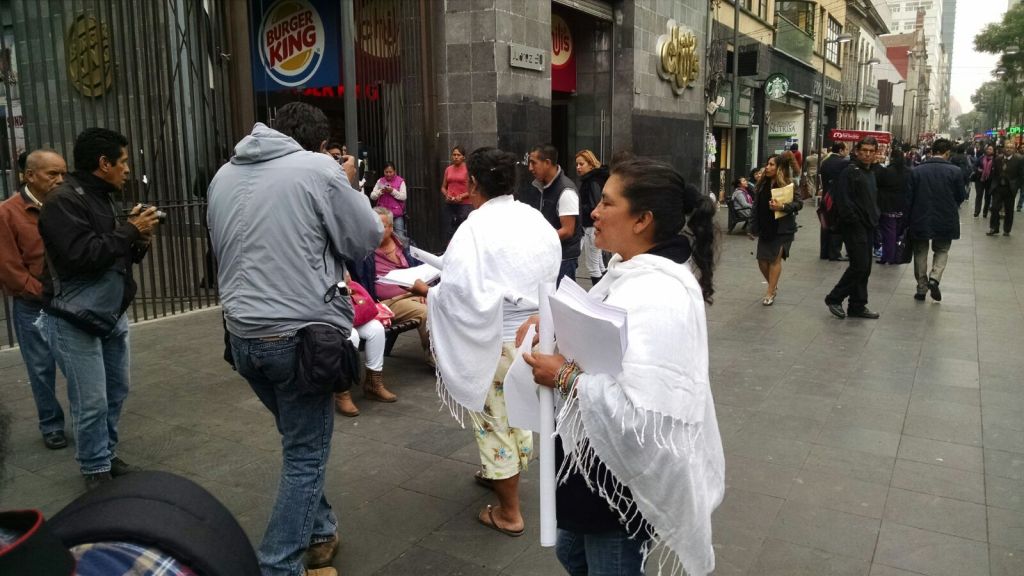 Los padres de los normalistas entregan volantes en las inmediaciones del Centro Histórico. 