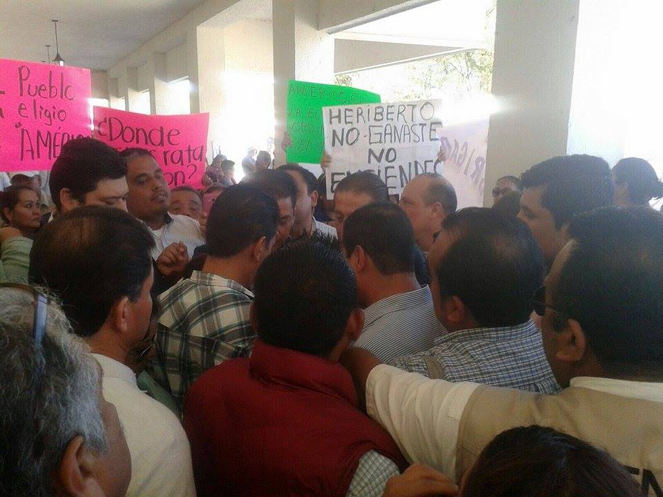 Los simpatizantes de Américo Garza enfrentan al alcalde tras salir de una reunión de transición.