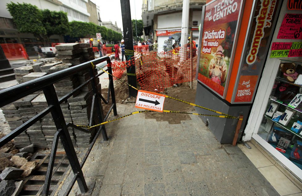 Complican paso de peatones obras en avenida Hidalgo. Fotos: Patricia Ramírez