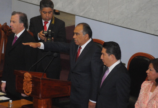 El ahora gobernador al momento de tomar protesta. 
