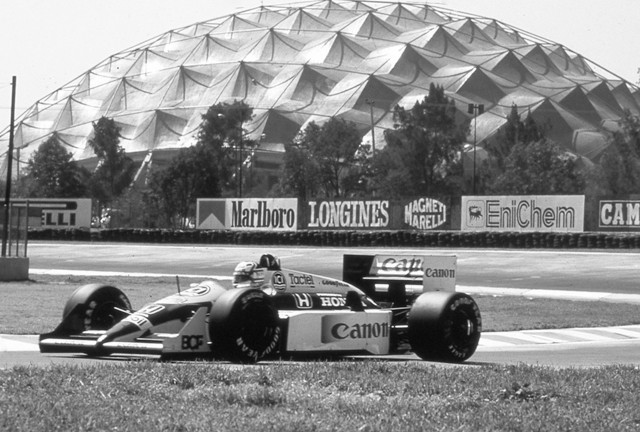 El Gran Premio de México en 1990; atrás, el Palacio de los Deportes