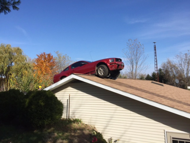 Un Ford Mustang quedó sobre el techo de la casa de una mujer en Michigan.