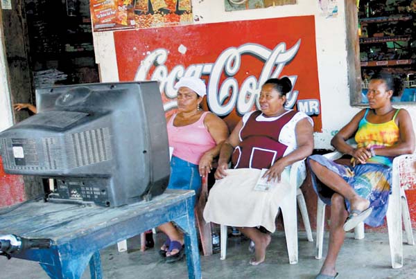 La población de escasos recursos aún no cuenta con los equipos para el apagón.