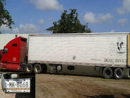 La policía detuvo a cuatro adultos y rescató a cuatro menores.