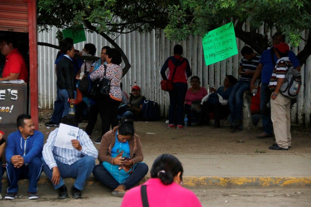 Maestros de la sección 22 de la CNTE realizan un plantón en las inmediaciones del IEEPO.
