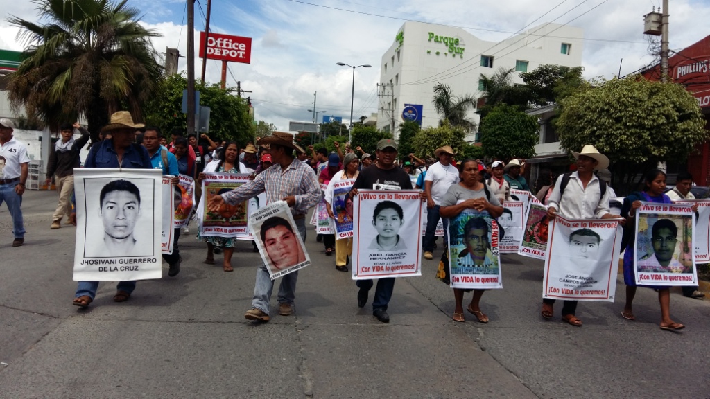Los normalistas estuvieron acompañados por los padres de los 43 normalistas desaparecidos el 26 de septiembre en Iguala, Guerrero. 