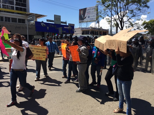 Por segundo día miembros de la CNTE cercaron las oficinas del IEEPO.