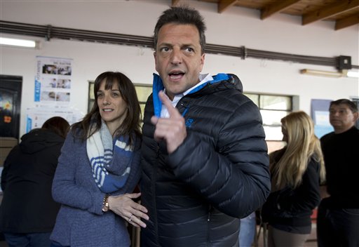 Sergio Massa y su mujer, Malena Galmarini, durante la jornada electoral del domingo, tras votar en Buenos Aires
