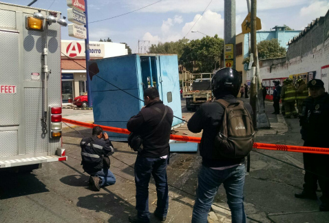 Una subestación cayó de un vehículo sobre dos trabajadores del Sistema de Aguas de la Ciudad de México, quienes perdieron la vida.