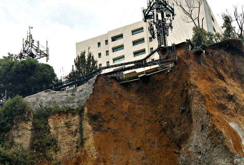 Dos antenas de telecomunicaciones "podrían colapsar debido al deslizamiento" de tierra, ayer en un cerro en Santa Fe, informó Protección Civil de la d