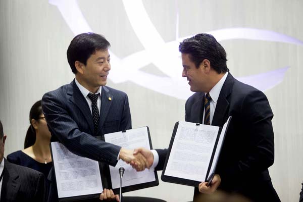 El Gobernador de Jalisco, Jorge Aristóteles Sandoval y Liu Yueping, presidente para las Américas de CCCC luego de la firma del acuerdo.