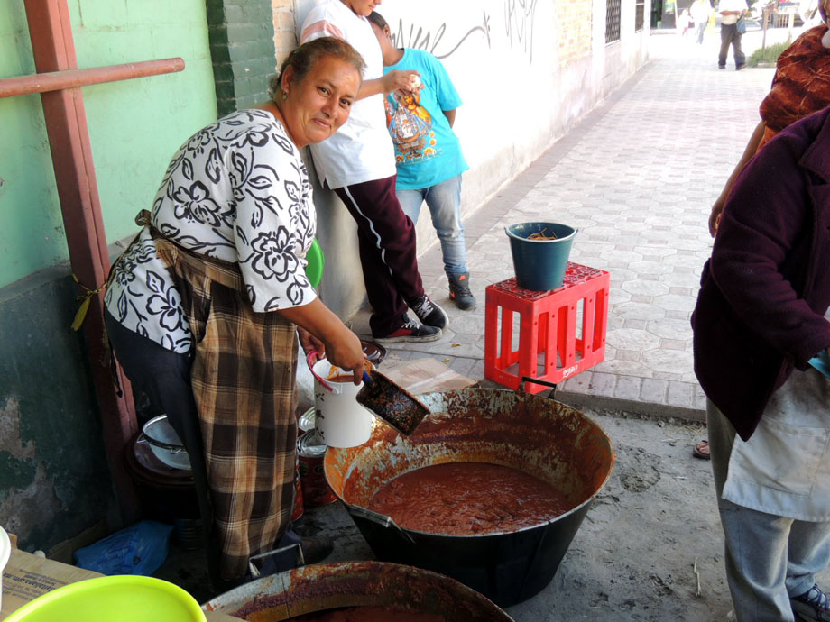 En su hogar que "es de todos los sampetrinos", desde las 12 del mediodía se comenzó a repartir la reliquia.